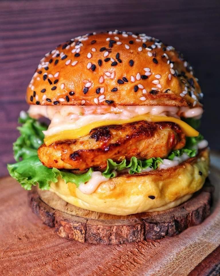 Chicken Cheese Burger🟥( DILLI CAFÉ )